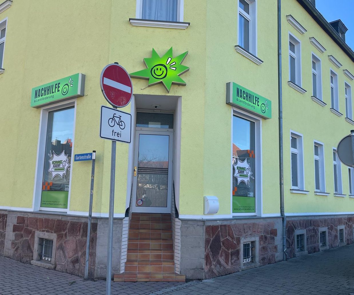 Foto vom Eingang und der Außenperspektive des Geschäfts